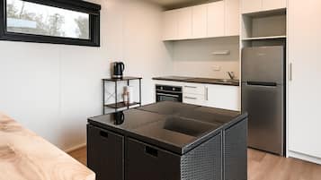 Refrigerador, microondas, parrilla de estufa y cafetera y tetera