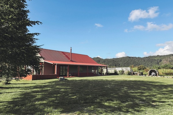A private retreat tucked under open skies. Just far enough to feel the peace, yet close enough to explore the coast.