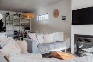 Télévision, cheminée, espaces bureaux