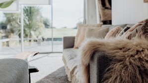 Ett modernt vardagsrum med en soffa och ett soffbord.