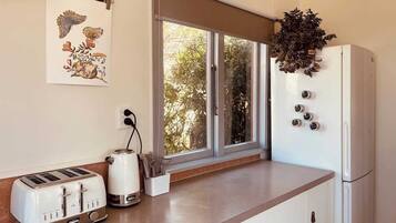 Køleskab, mikrobølgeovn, ovn, kogeplade