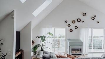 Älytelevisio, työhuone, tietokoneen näyttö, tulostin