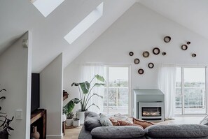 TV connectée, espaces bureaux, écrans d'ordinateur, imprimantes