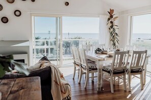 Dining - Sailor's Catch - Luxe Beachfront Baths & FirePit (Hokitika)