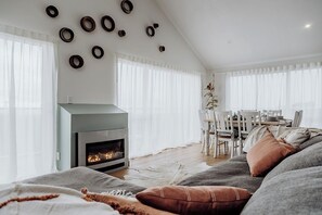 Smart TV, offices, computer monitors, printers - Sailor's Catch - Luxe Beachfront Baths & FirePit (Hokitika)