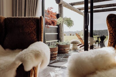 Welcome to the Black Barn – Your West Coast Luxe Escape!