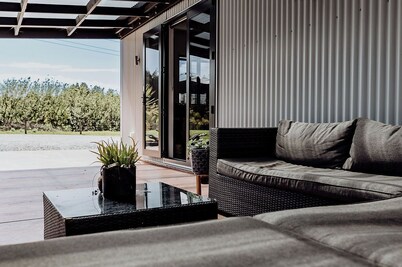 The Lilly Pad - Modern Retreat just 1 min from Hokitika