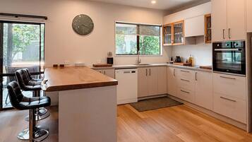 Frigorífic, microones, forn i placa de cuina