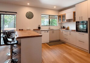 Kjøleskap, ovn, kokeplater og oppvaskmaskin