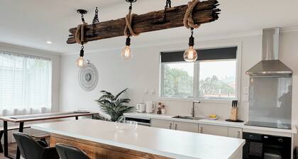 Two One Two - Coastal Calm Near Town & Beach