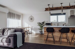 Smart TV - Two One Two - Coastal Calm Near Town & Beach (Hokitika)