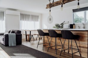 Smart TV - Two One Two - Coastal Calm Near Town & Beach (Hokitika)