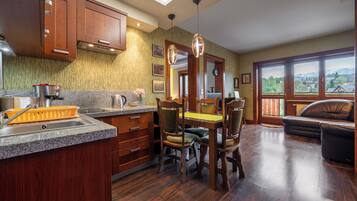 Apartment, Balcony, Mountain View | Private kitchenette