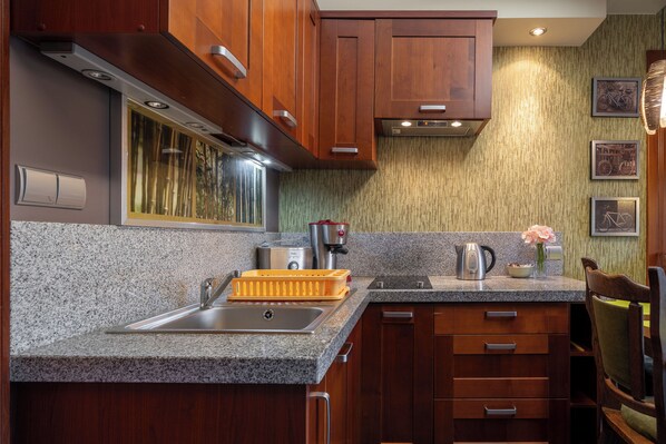 Apartment, Balcony, Mountain View | Private kitchenette