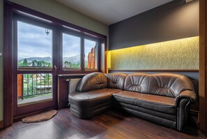 Apartment, Balcony, Mountain View | Living room