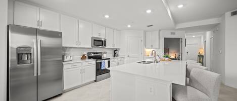 Refrigerador, microondas, horno y parrilla de estufa