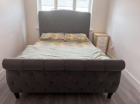 1 bedroom, WiFi. Double Bedroom with shared bathroom available to rent - female guests allowed