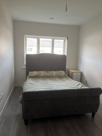 1 bedroom, WiFi. Double Bedroom with shared bathroom available to rent - female guests allowed