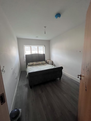Double Bedroom with shared bathroom available to rent - Females only
