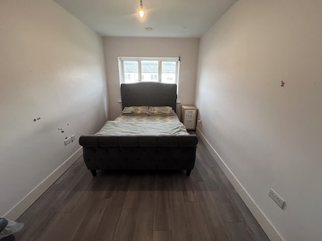 1 bedroom, WiFi. Double Bedroom with shared bathroom available to rent - female guests allowed