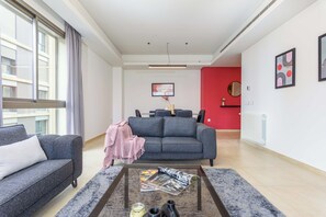 公寓, 3 間臥室, 廚房, 城市景觀 | 客廳 | 55-吋智慧型電視、有線頻道、串流服務