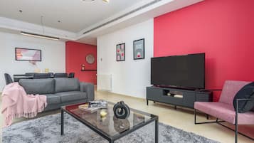 Apartamento, 3 quartos, cozinha, vista para a cidade | Sala de estar | Smart TV 55 polegadas com canais a cabo, serviços de streaming