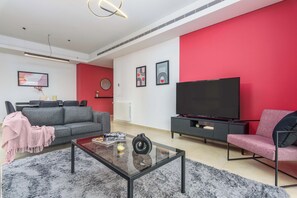 公寓, 3 間臥室, 廚房, 城市景觀 | 客廳 | 55-吋智慧型電視、有線頻道、串流服務