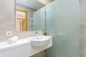 Apartment, 3 Bedrooms, Kitchen, City View | Bathroom | Combined shower/tub, free toiletries, hair dryer, towels