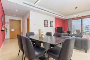 Apartment, 3 Bedrooms, Kitchen, City View | In-room dining
