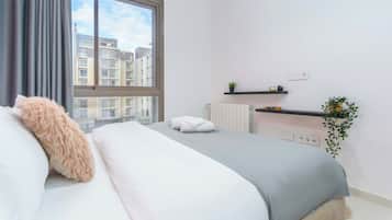 Apartment, 3 Bedrooms, Kitchen, City View | Langsir/tirai gelap terus, seterika/papan seterika, Wi-fi percuma