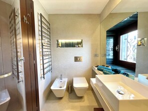 Douche, séchoir à cheveux, bidet, serviettes fournies