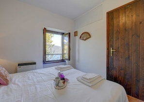 4 bedrooms, iron/ironing board, free WiFi, bed sheets