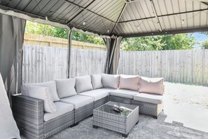 Terrace/patio - Enchanting 3 full beds, 1 full bath stay in vibrant Houston Downtown near NRG (Houston)