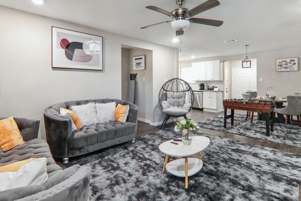 Living area - Enchanting 3 full beds, 1 full bath stay in vibrant Houston Downtown near NRG (Houston)