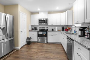 Private kitchen - Enchanting 3 full beds, 1 full bath stay in vibrant Houston Downtown near NRG (Houston)