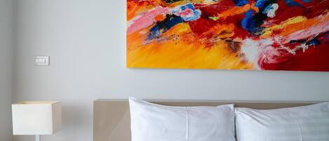 Appartement, balcon, vue sur la mer | Coffre-fort, espace de travail pour ordinateurs portables