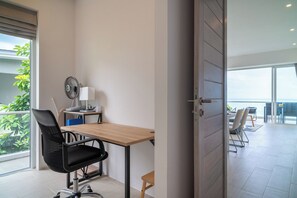 Departamento, balcón, vista al mar | Caja de seguridad en la habitación y espacio para trabajar con laptop 