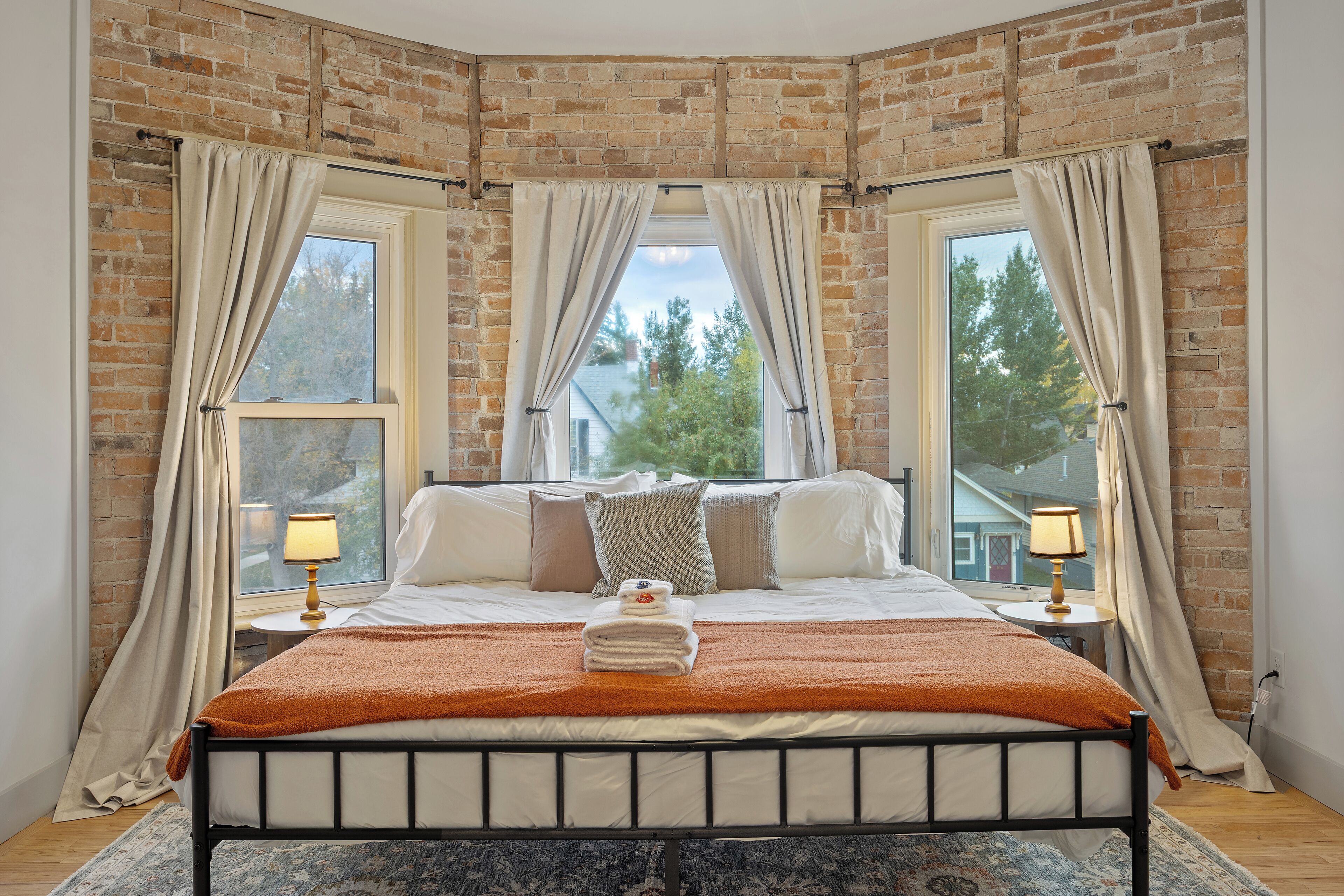 5 多间卧室、办公桌、熨斗/熨衣板、旅行婴儿床