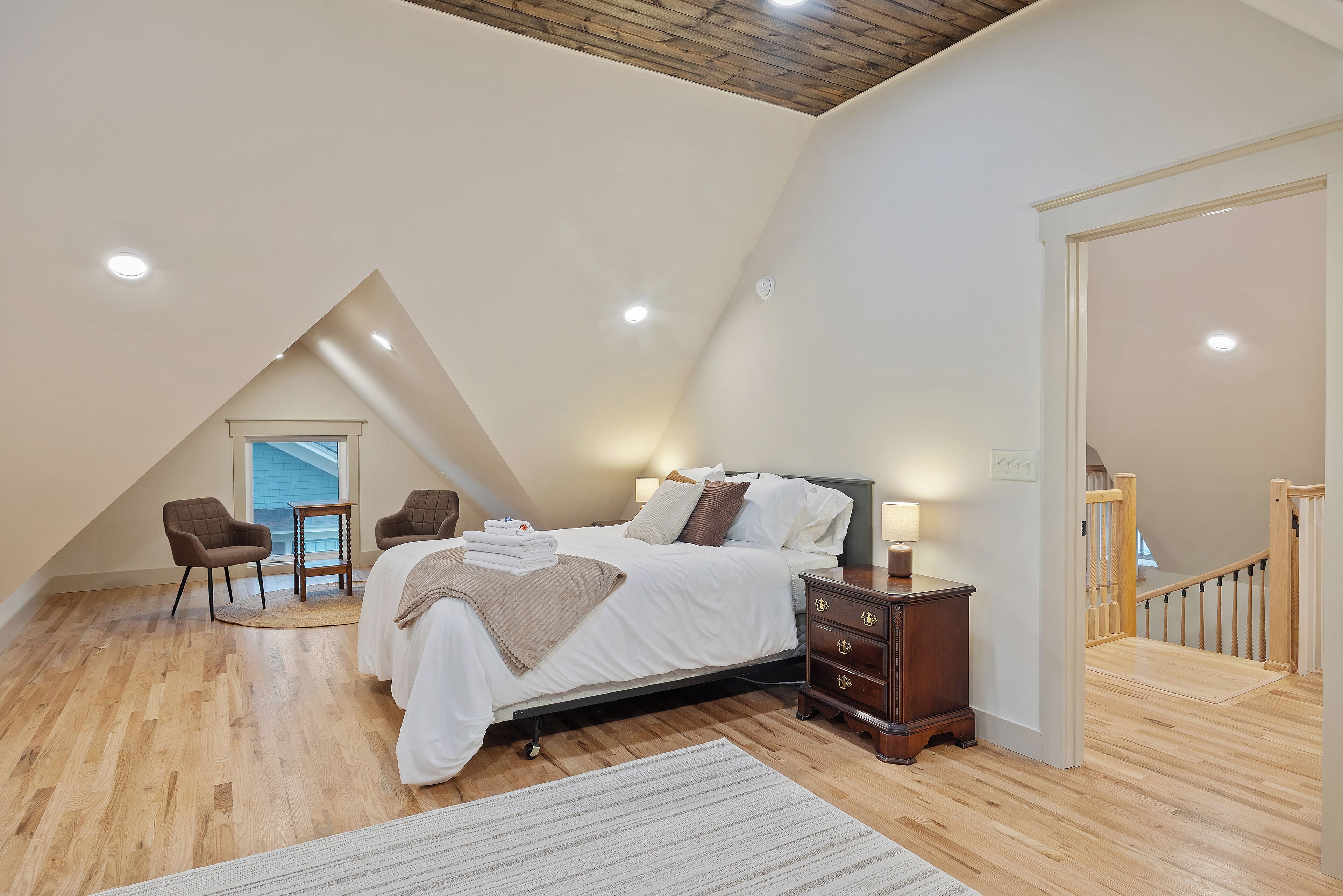 5 chambres, bureau, fer et planche à repasser, lit parapluie