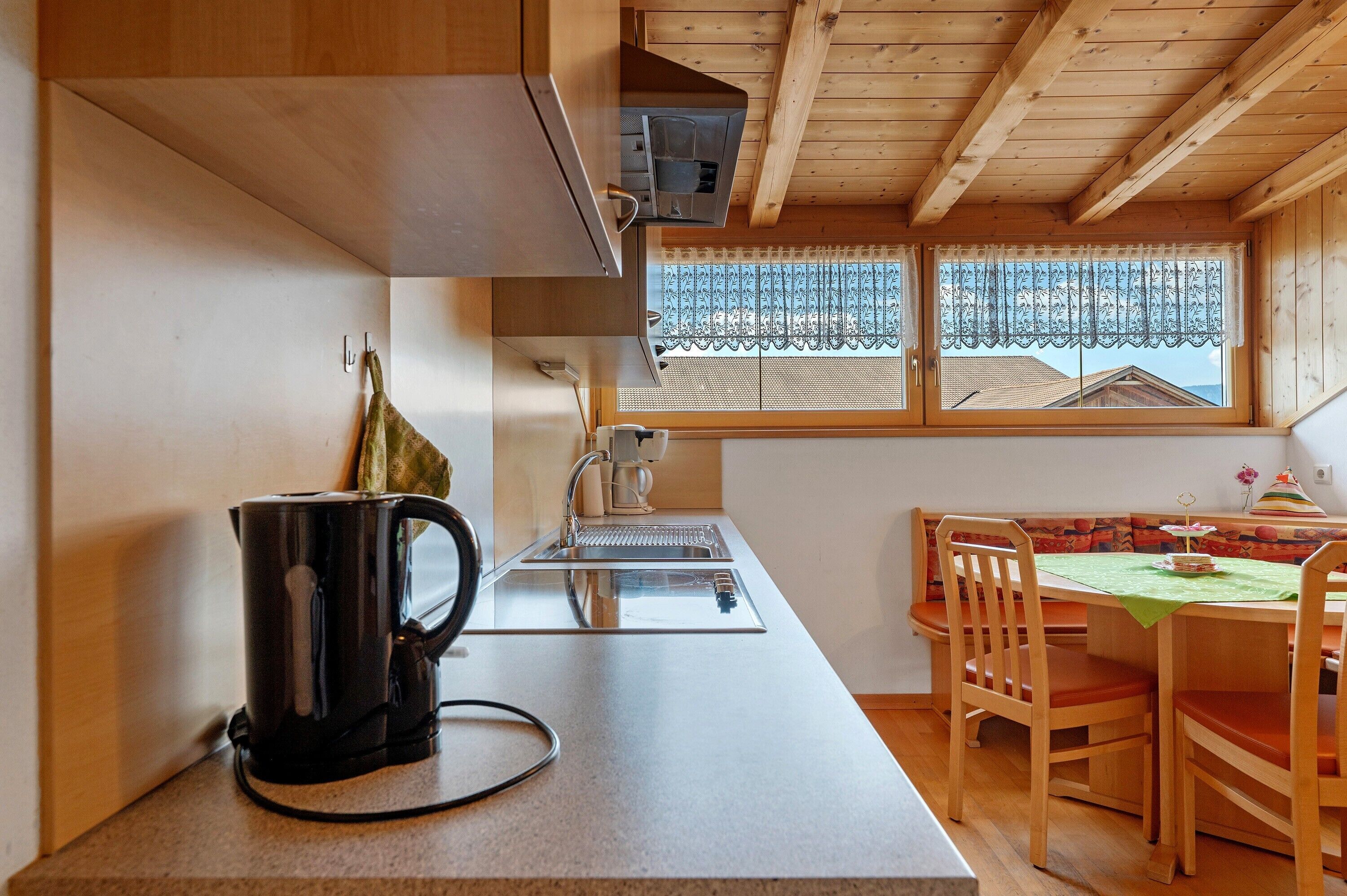 Frigorifero, piano cottura, lavastoviglie, macchina per tè/caffè