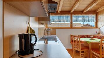 Frigorifero, piano cottura, lavastoviglie, macchina per tè/caffè