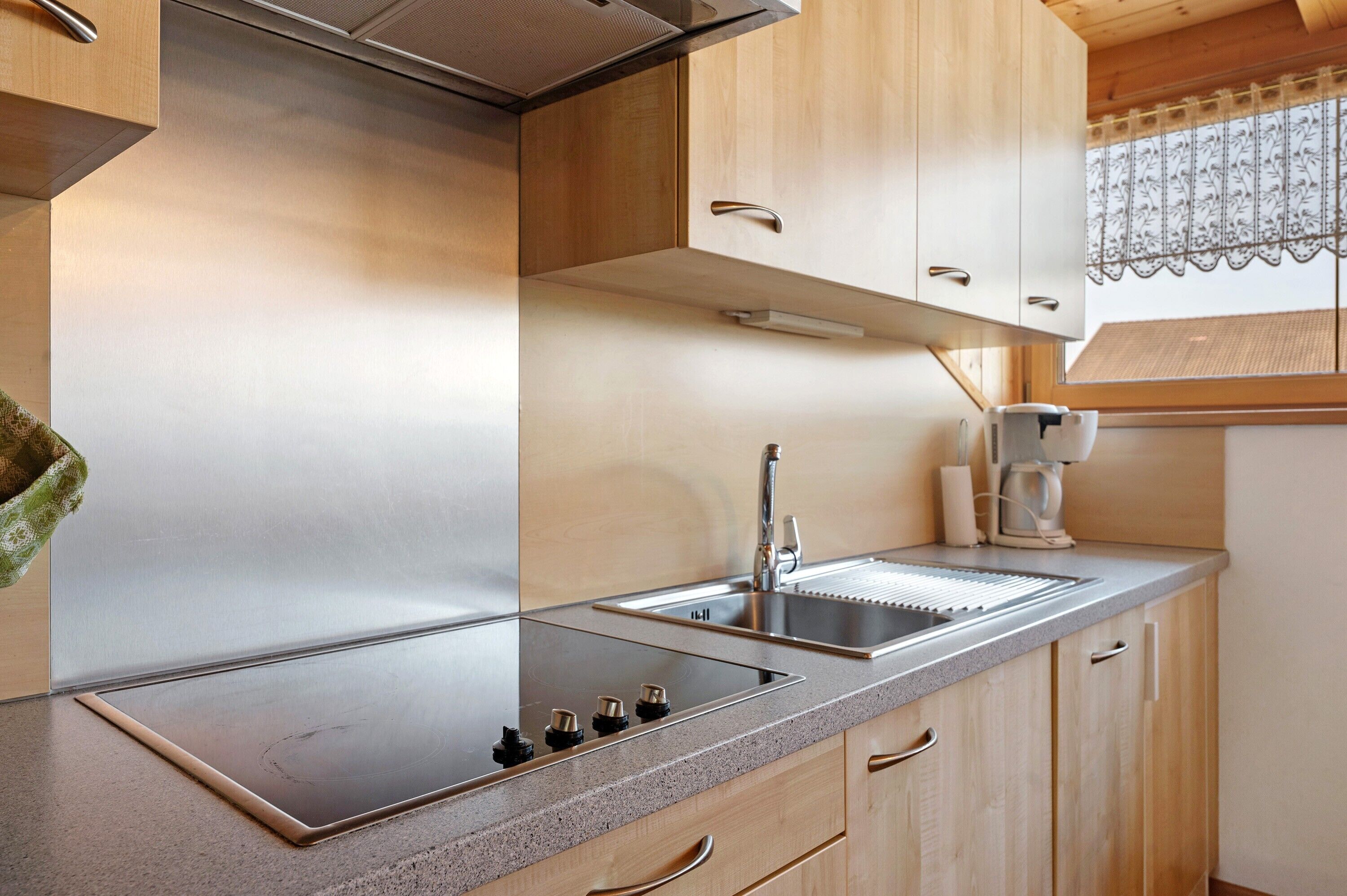 Frigorifero, piano cottura, lavastoviglie, macchina per tè/caffè