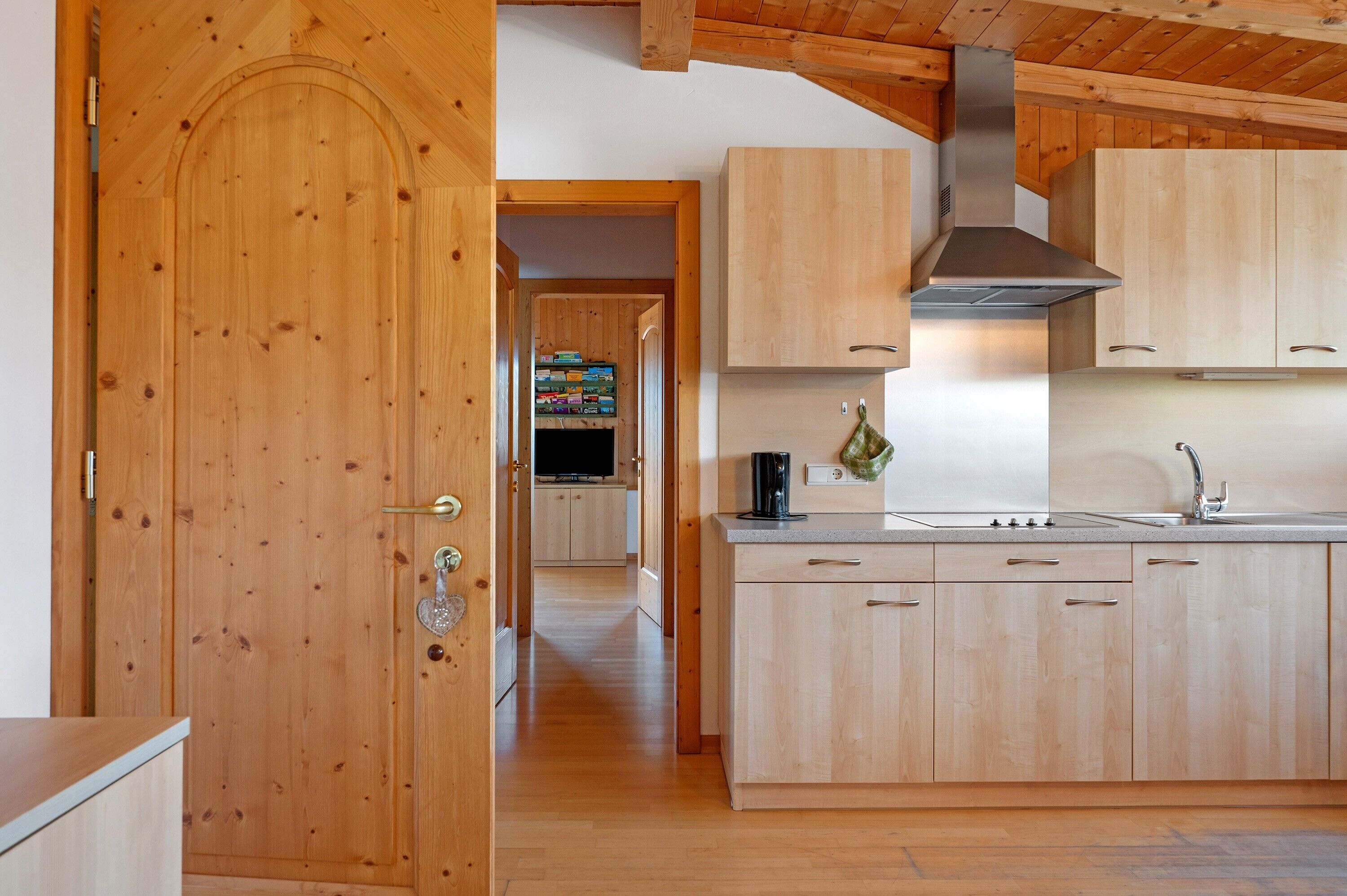 Réfrigérateur, plaque de cuisson, lave-vaisselle, cafetière/bouilloire