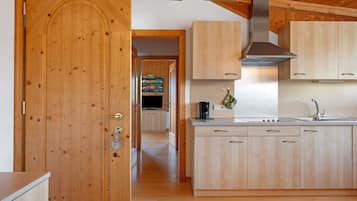 Fridge, stovetop, dishwasher, coffee/tea maker