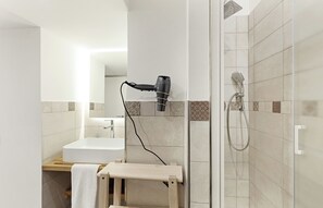 Douche, séchoir à cheveux, bidet, serviettes fournies