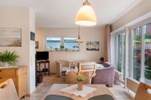 電視、壁爐、DVD 播放機、音響