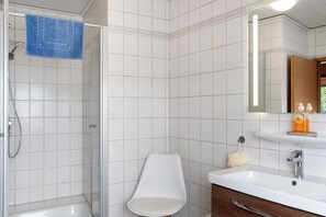 Suihku, hiustenkuivaaja, pyyhkeet