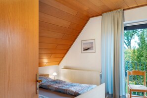 Iron/ironing board, WiFi, bed sheets - Holiday Home 'Poth' with Private Terrace, Private Garden and Wi-Fi (Wangerland)