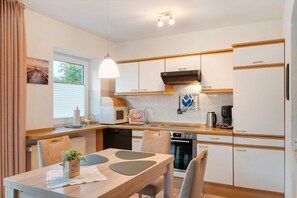 Fridge, microwave, oven, stovetop - Holiday Home 'Poth' with Private Terrace, Private Garden and Wi-Fi (Wangerland)