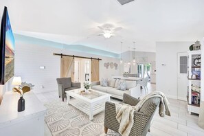 Smart-TV, bøker og stereoanlegg